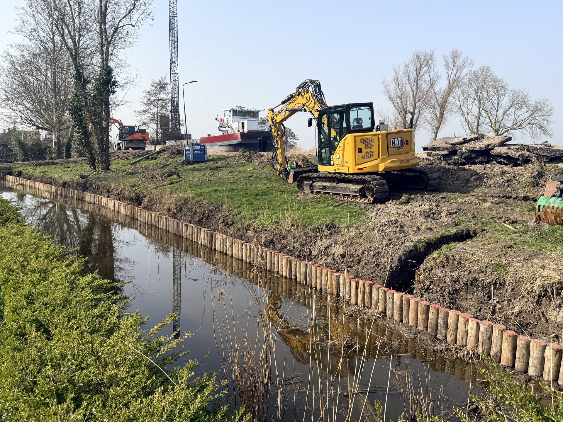 Dijkversterking Amsteldijk in de gemeente Nieuwkoop met Eucalyptus Cloeziana palen