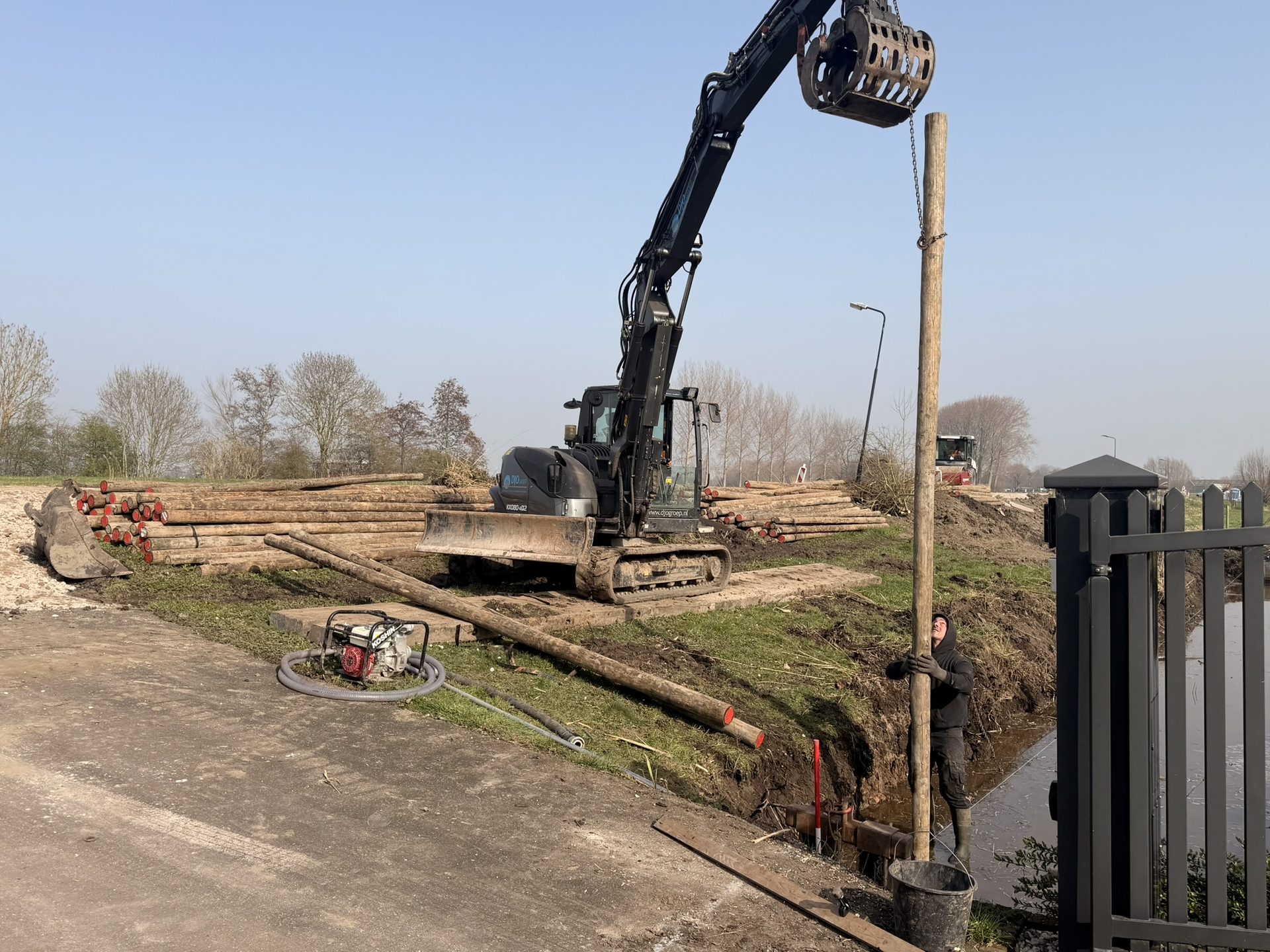 Dijkversterking Amsteldijk in de gemeente Nieuwkoop met Eucalyptus Cloeziana palen