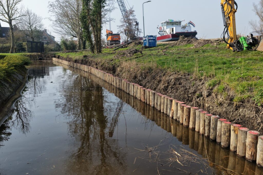 Dijkversterking Amsteldijk in de gemeente Nieuwkoop met Eucalyptus Cloeziana palen
