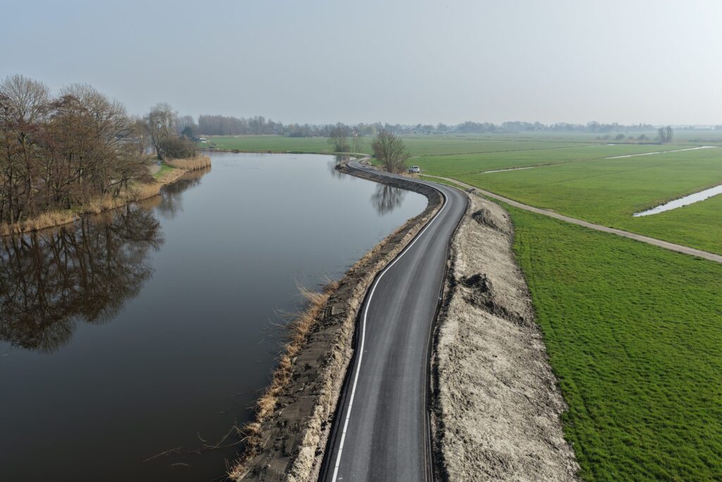 Dijkversterking Amsteldijk in de gemeente Nieuwkoop met Eucalyptus Cloeziana palen