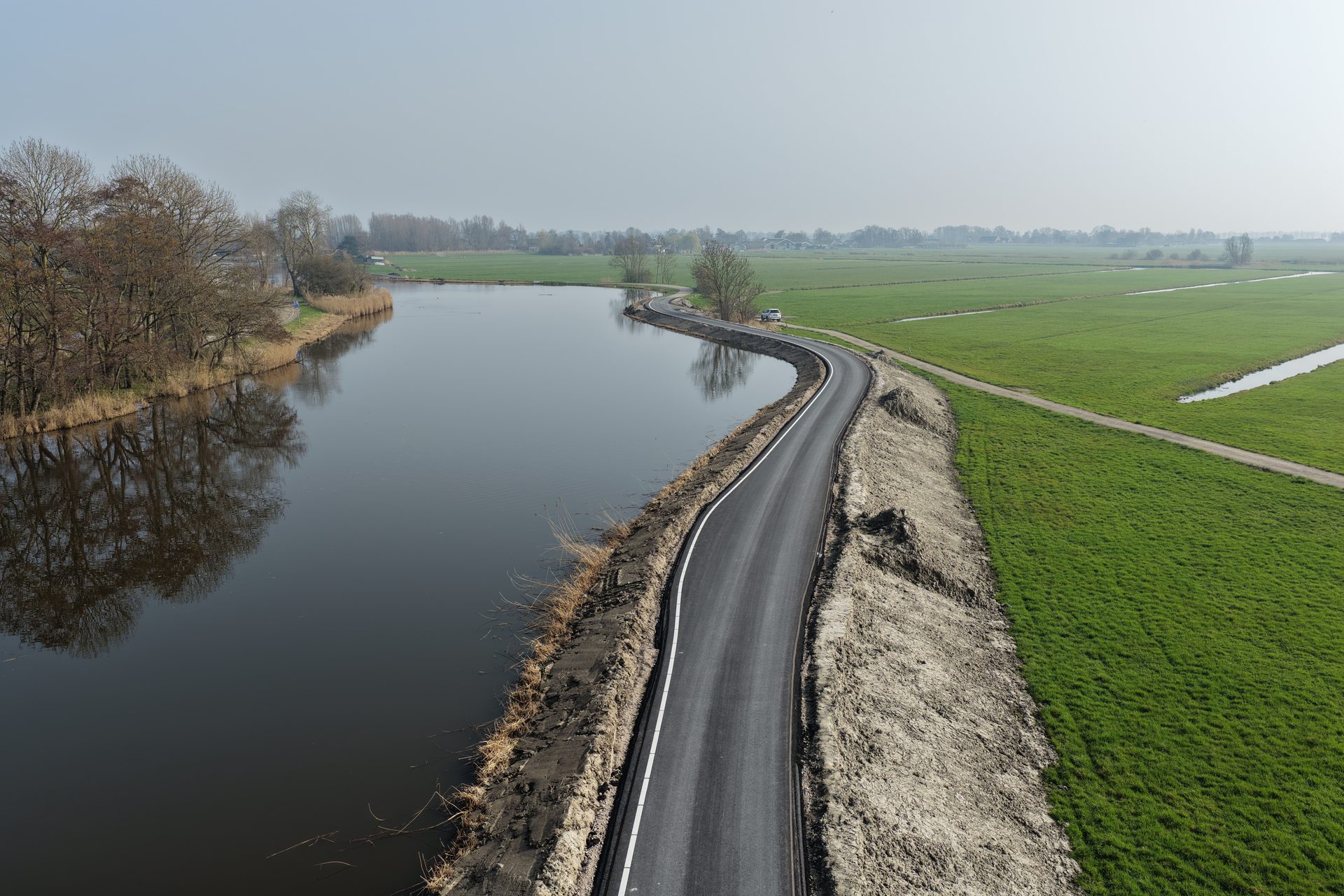Dijkversterking Amsteldijk in de gemeente Nieuwkoop met Eucalyptus Cloeziana palen