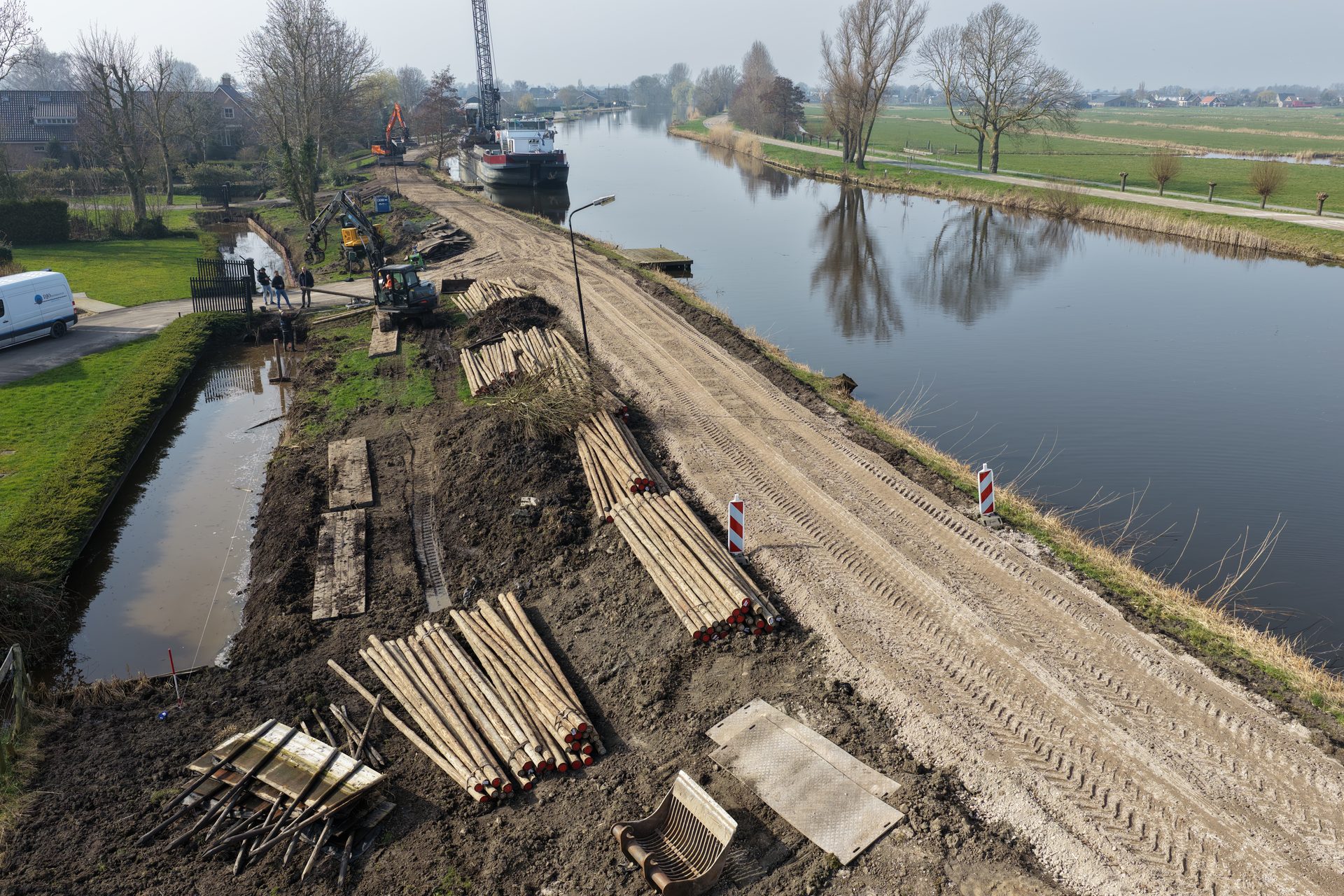 Dijkversterking Amsteldijk in de gemeente Nieuwkoop met Eucalyptus Cloeziana palen
