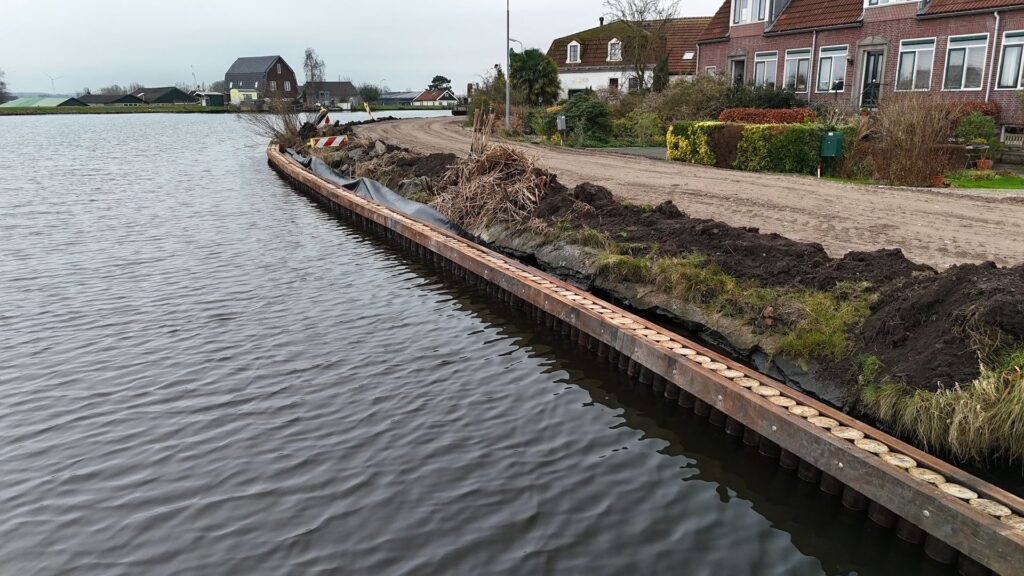 Dijkversterking Amsteldijk West met Eucalyptus Cloeziana palen