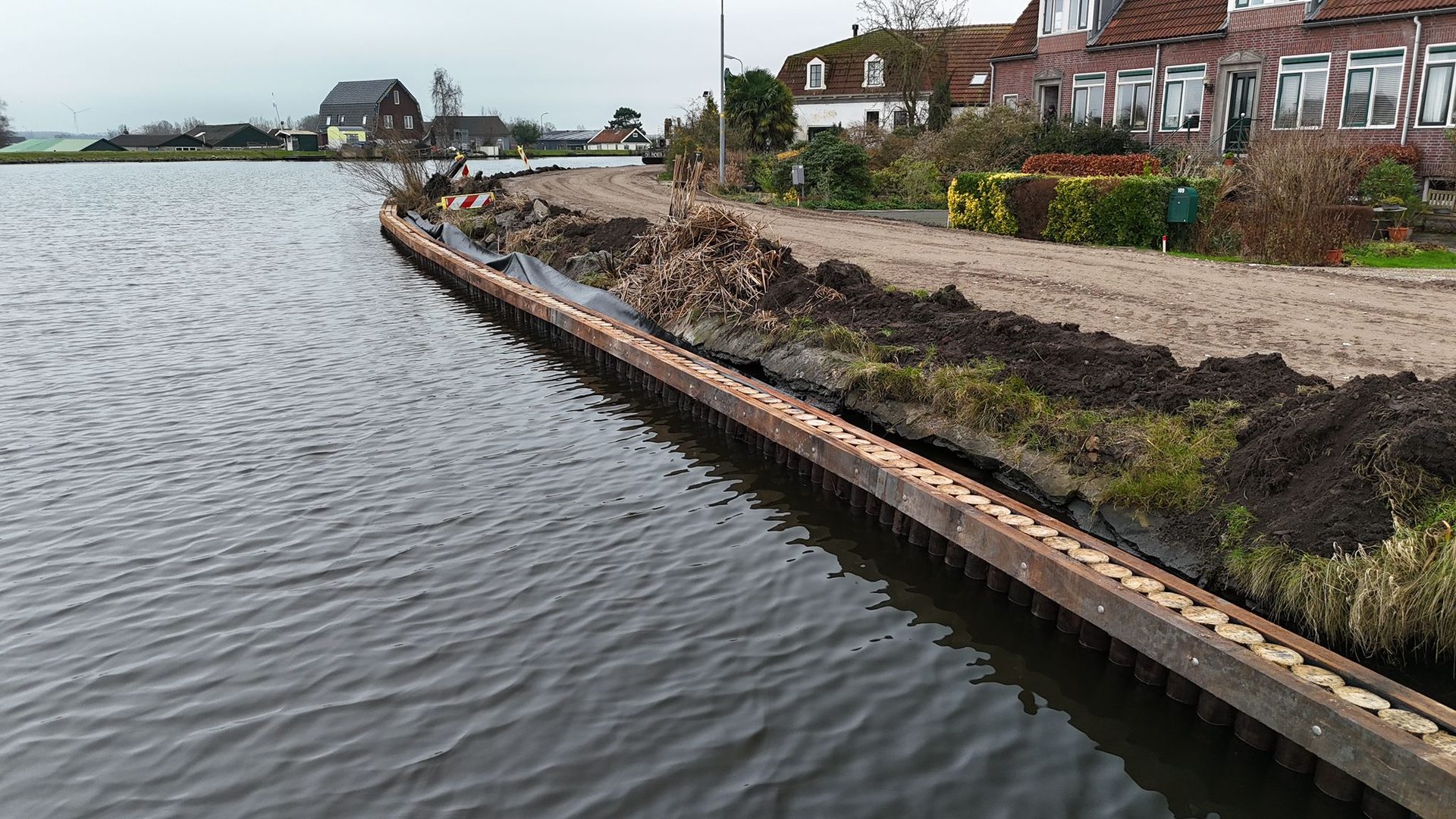 Dijkversterking Amsteldijk West met Eucalyptus cloeziana palen
