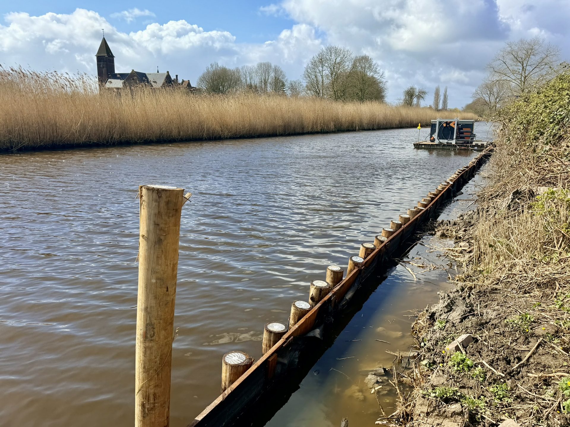 Oeververbetering Hekendorp met Eucalyptus Cloeziana palen