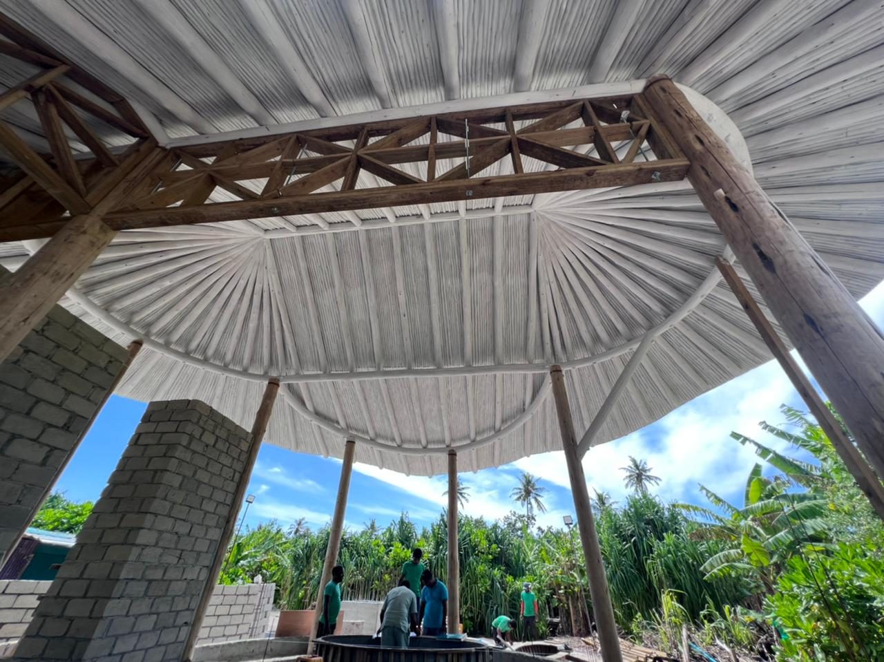 Eucalyptus palen in resort Soneva Jani op de Malediven