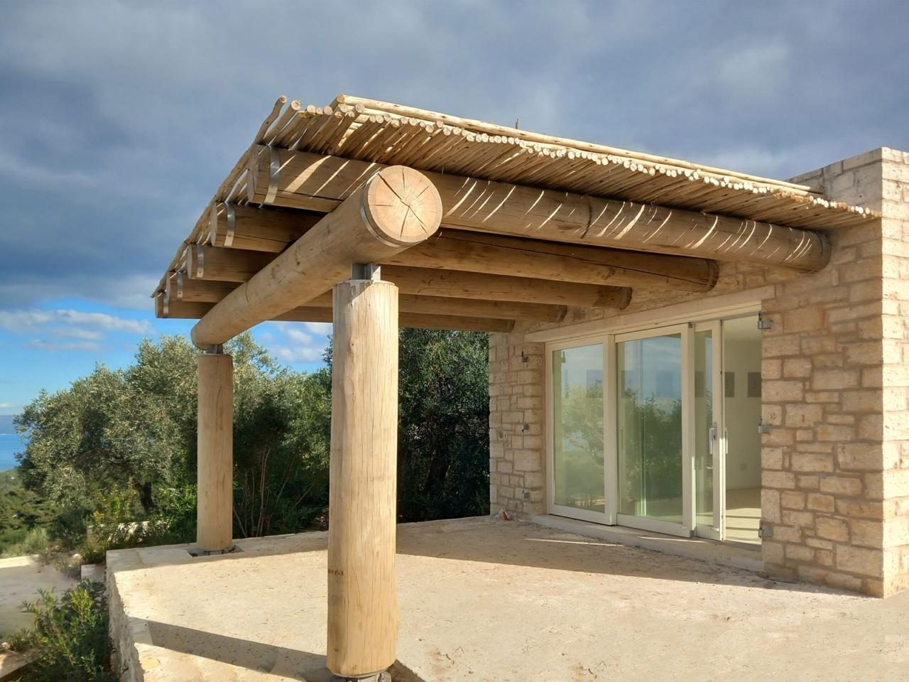 Veranda en pergola van behandeld Eucalyptus Grandis in Israël