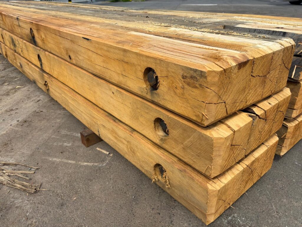 Draglineschotten van Eucalyptus cloeziana, gebout en klaar voor transport