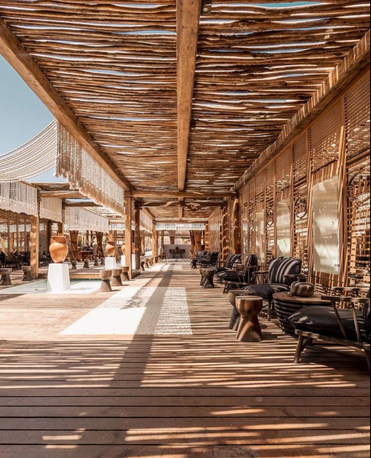 Beachclub met eucalyptus rondhout en lattendak, project Marseille