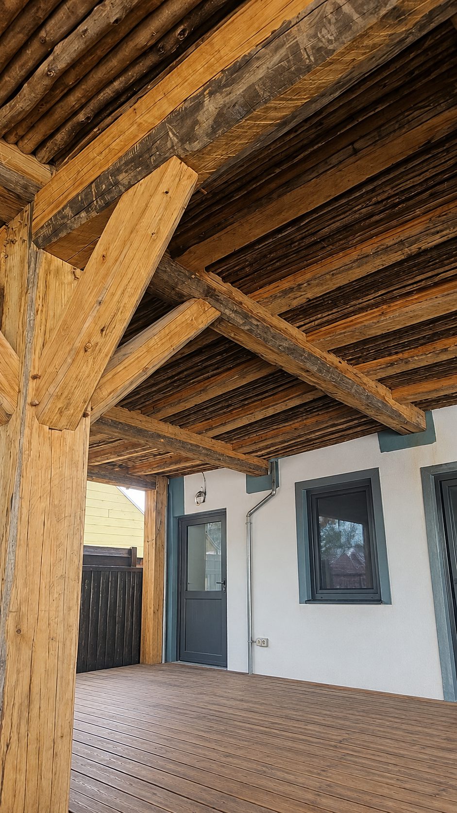 Dakconstructie van eucalyptus balken, Boma Beach op Réunion