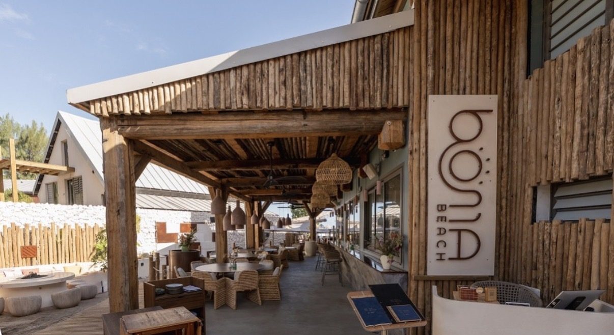 Strandrestaurant Boma Beach op Réunion met gevel en overkapping van eucalyptus rondhout