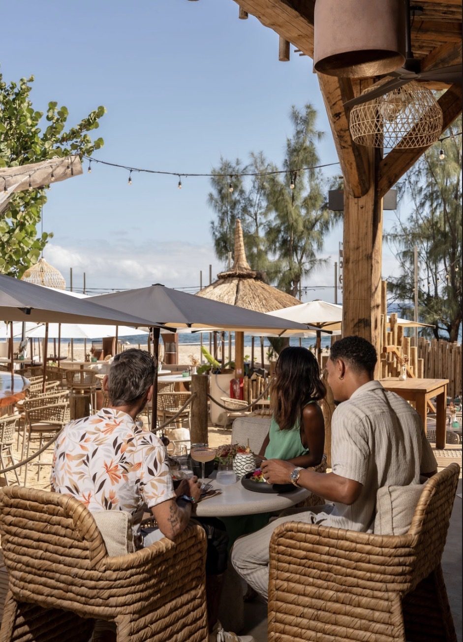Terras onder een overkapping van eucalyptus rondhout, Boma Beach op Réunion