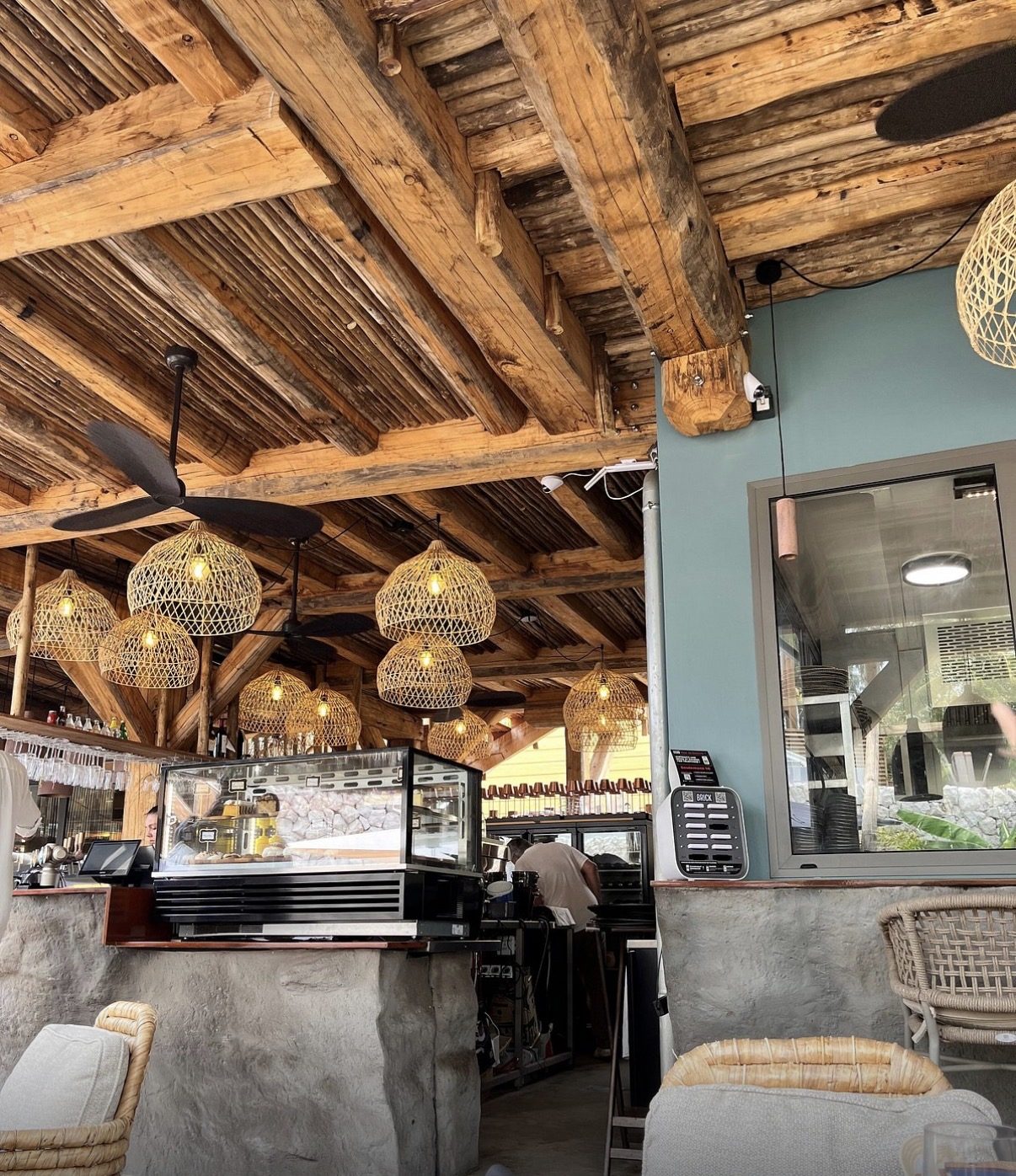Bar en dakconstructie van eucalyptus balken, Boma Beach op Réunion