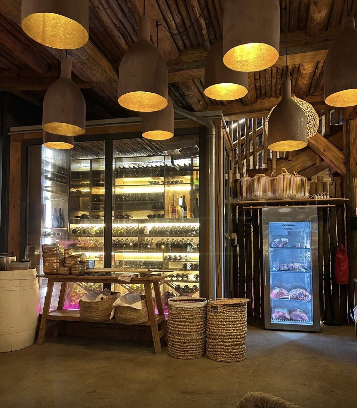 Interieur met kolommen en dakbalken van eucalyptus, Boma Beach op Réunion