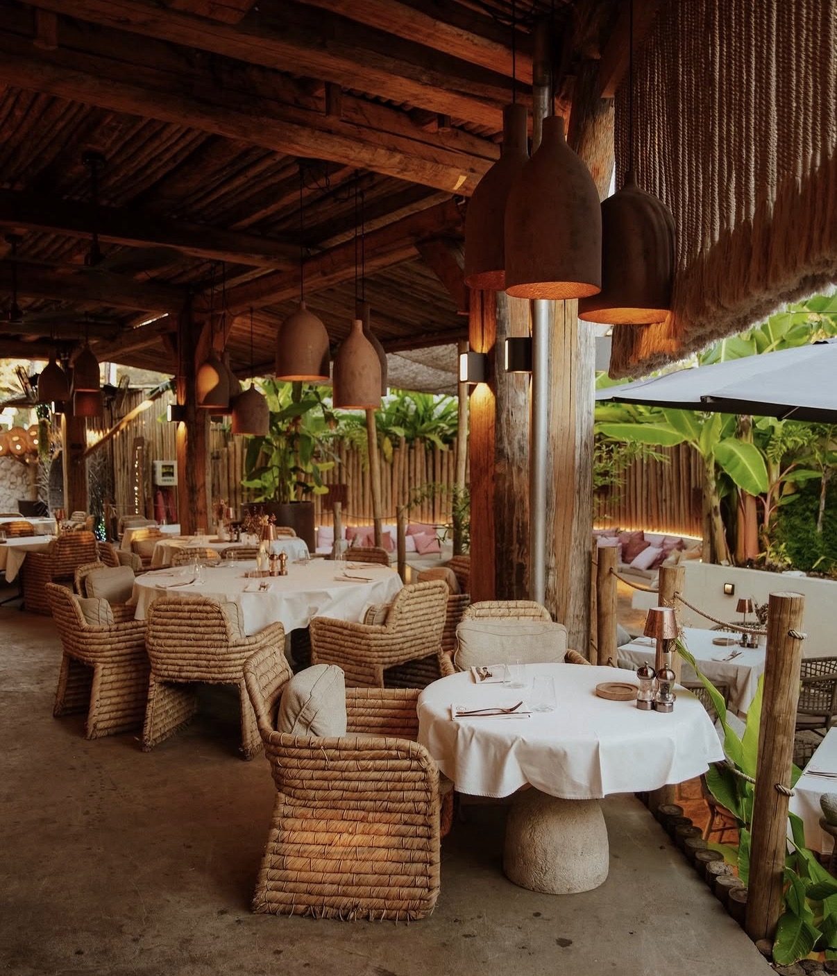 Restaurant onder een dak van eucalyptus balken, Boma Beach op Réunion