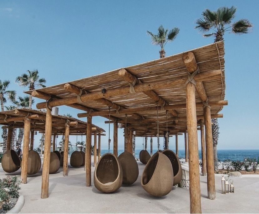 Pergola van eucalyptus rondhout met hangstoelen aan het strand, project Israël