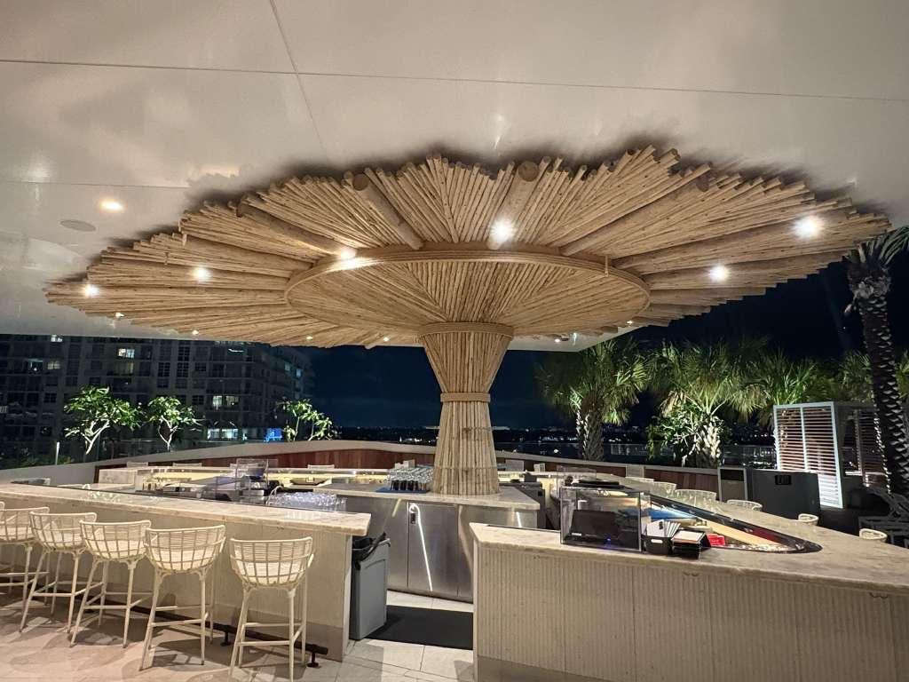 Parasolconstructie van eucalyptus latten boven een bar, project Israël