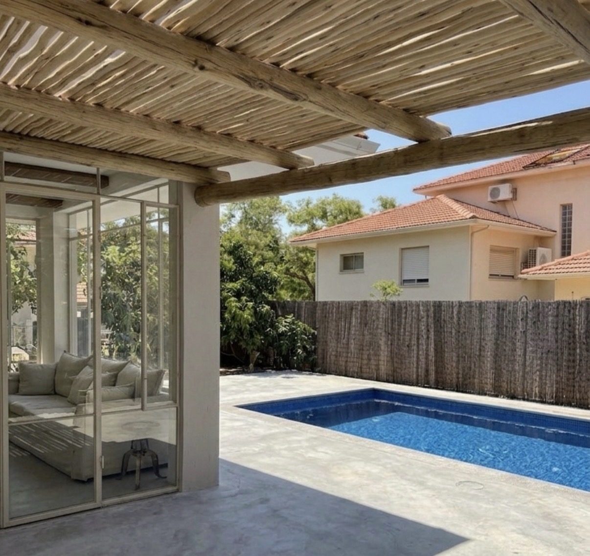 Pergola van eucalyptus cloeziana rondhout bij een zwembad, Israël