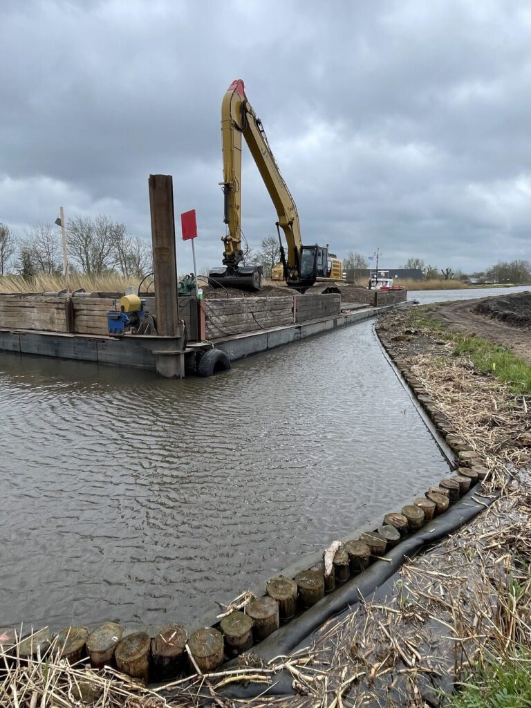 Aanbrengen van eucalyptus palen met een kraan vanaf een ponton, Waterschap Scheldestromen