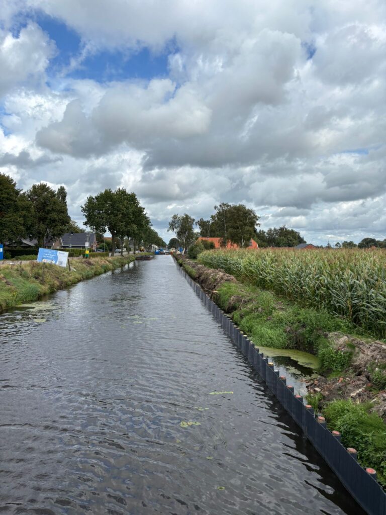 Nieuwe oeverbeschoeiing langs het Nieuw Pekeler Hoofddiep in Pekela
