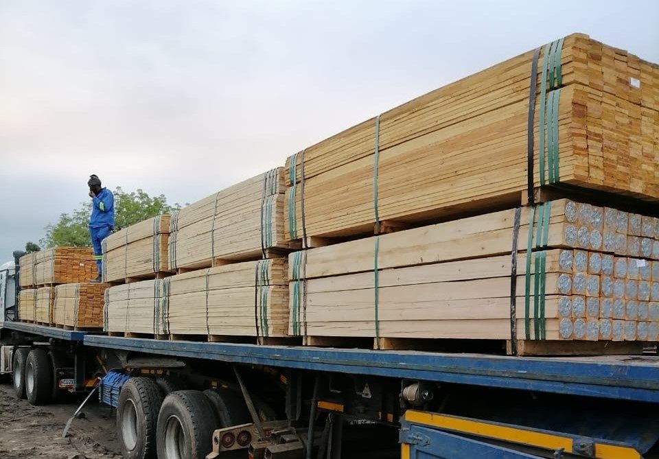 Transport van gezaagd eucalyptus cloeziana hout