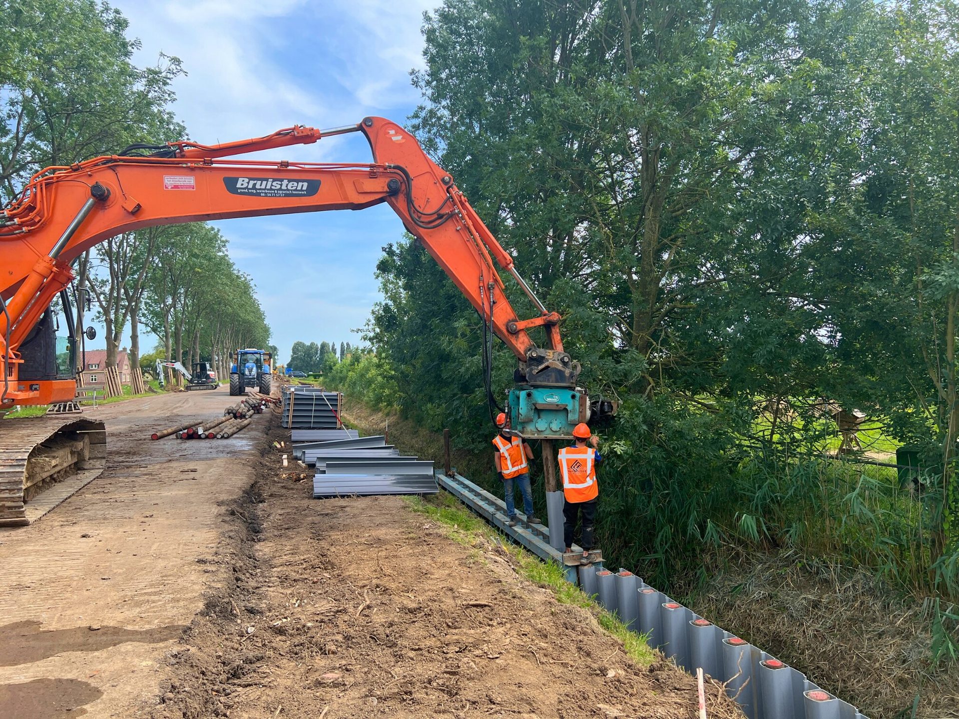 Montage van gefreesde eucalyptus cloeziana palen in een Prolock scherm