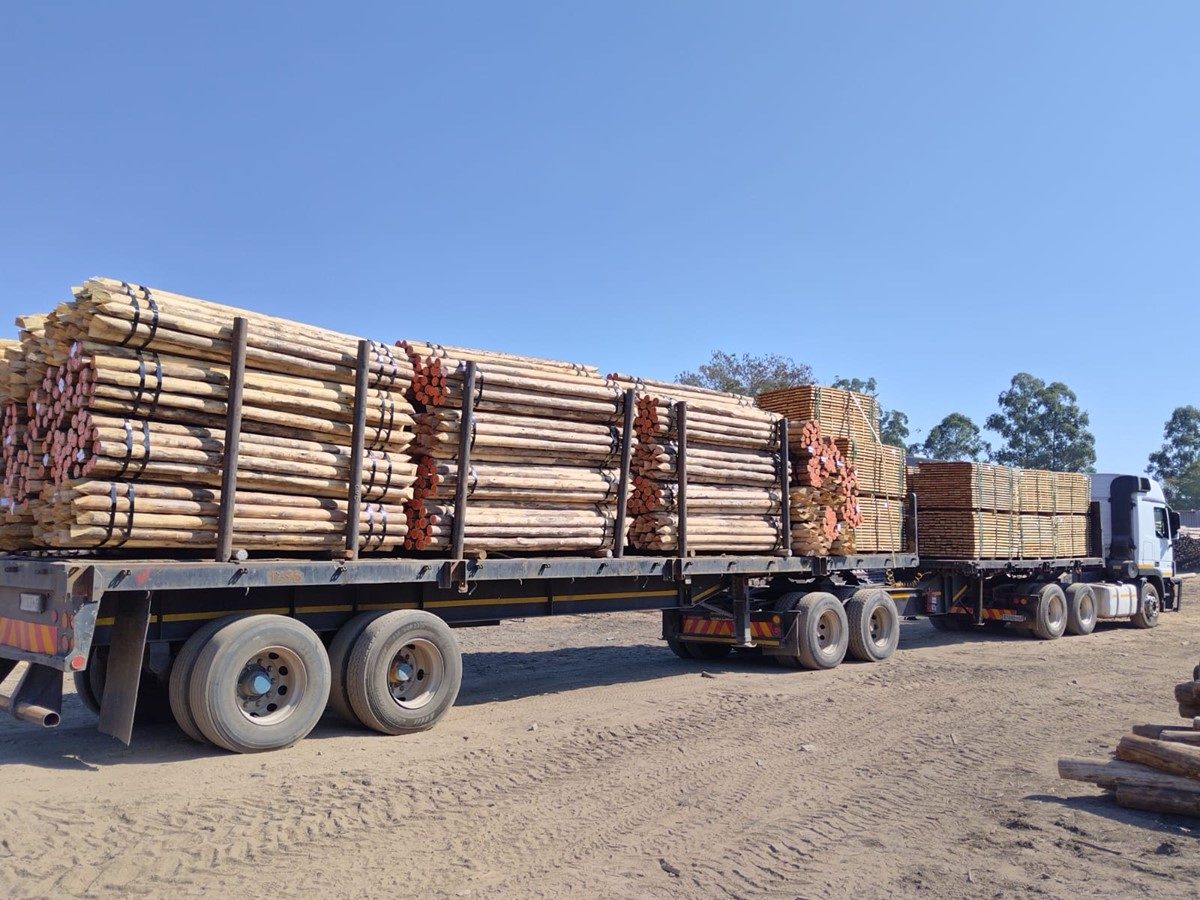 Transport van ronde eucalyptus cloeziana palen